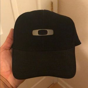 Oakley Tincan Black with grey O hat